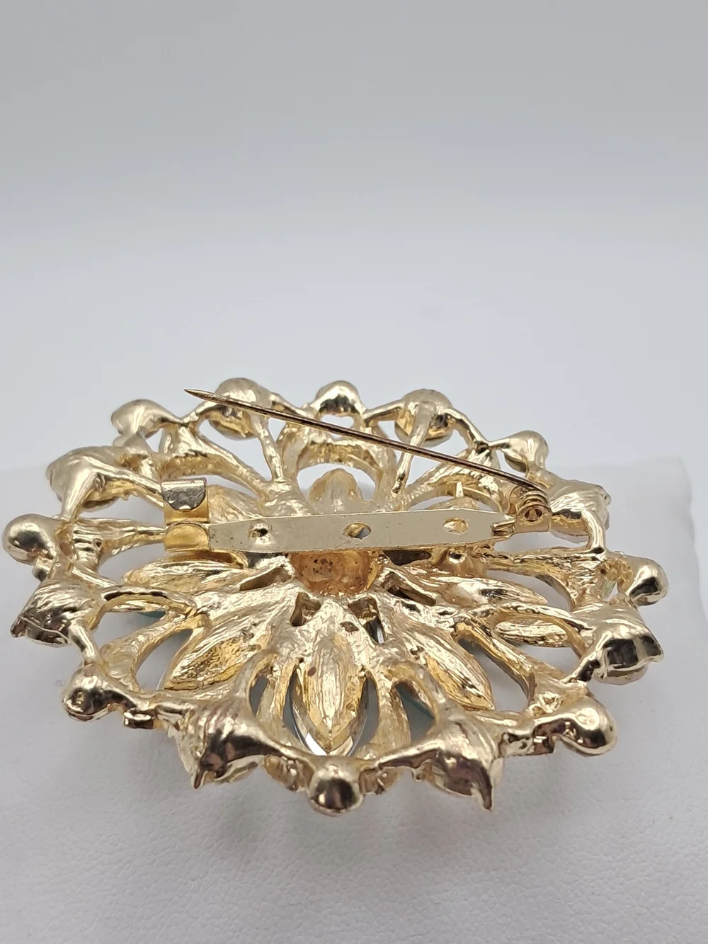Sparkly Gold-Tone Mint Green Flower Crystal Brooch Pin Iridescent Jewels Petals